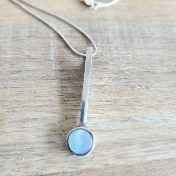 Sterling silver pendant with mother of pearl stone. - Picture 4 of 7